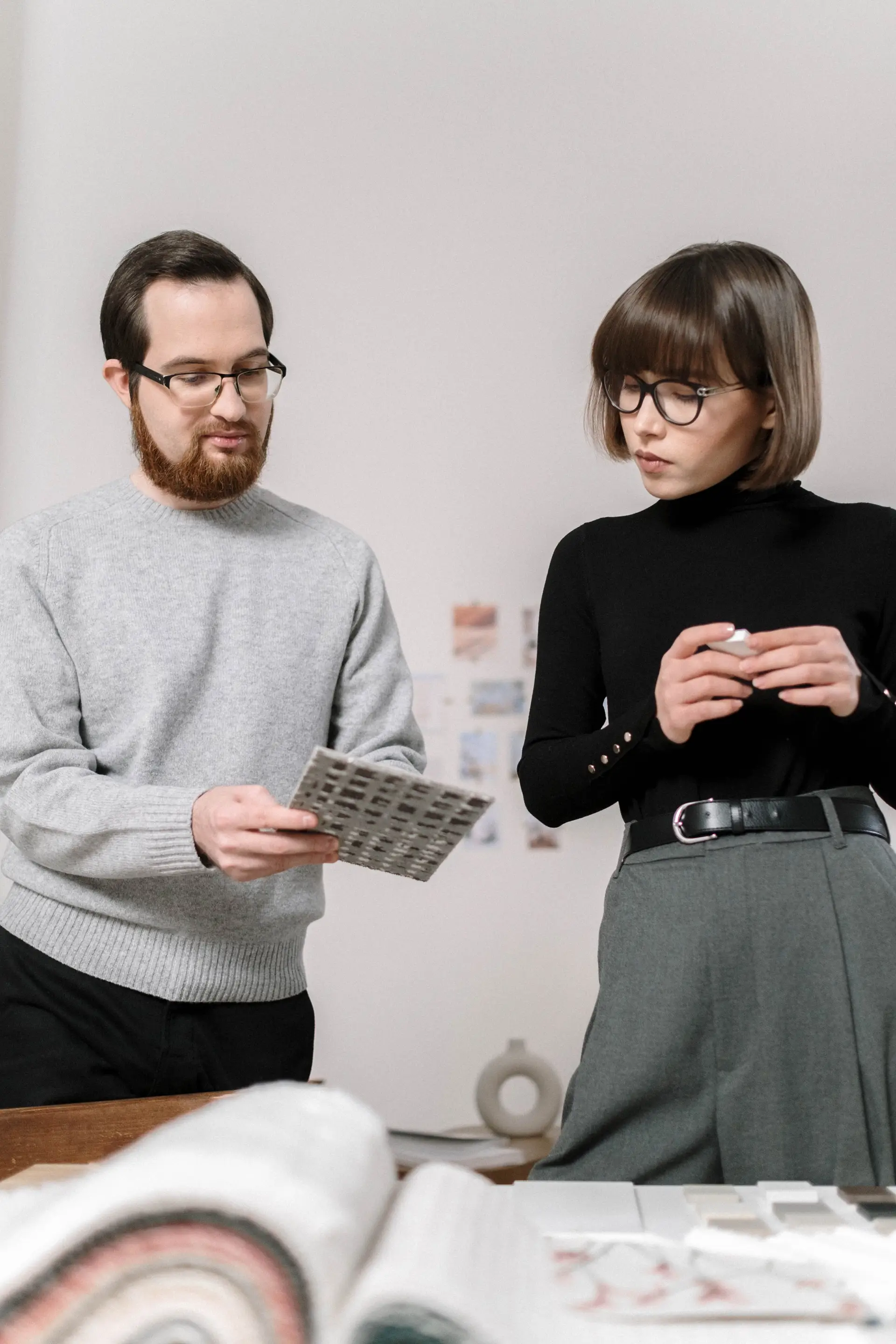 Modern családi otthon étkezője világos tölgyfa részletekkel